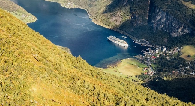AIDAsol liegt auf Anker im Fjord