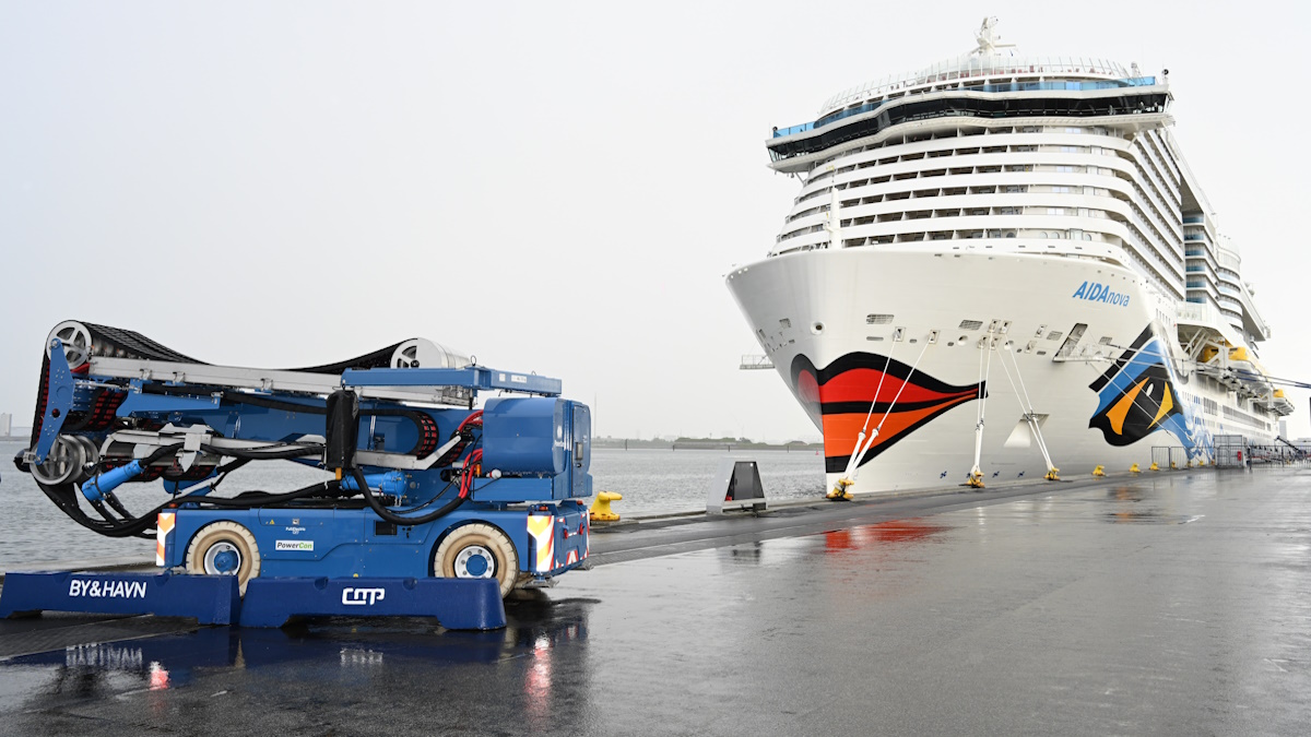 AIDAnova wird mit Landstrom versorgt
