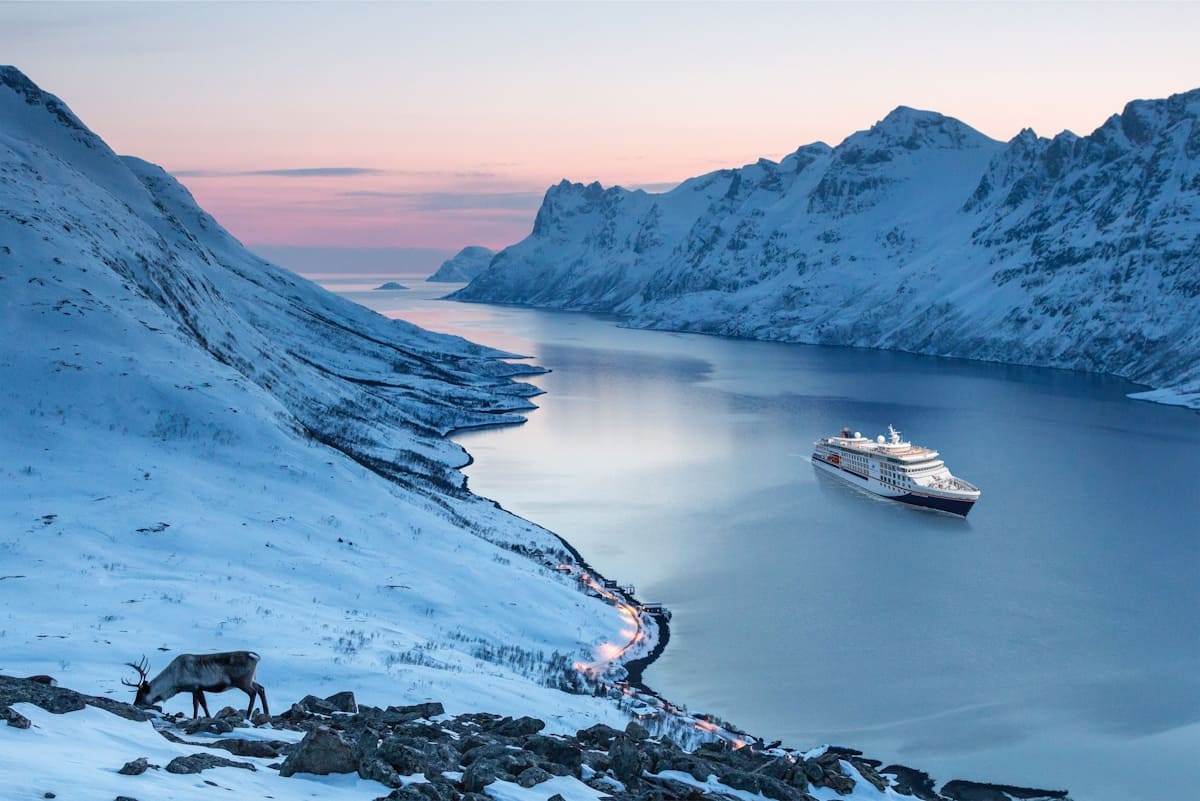 HANSEATIC nature fährt durch ein Fjord