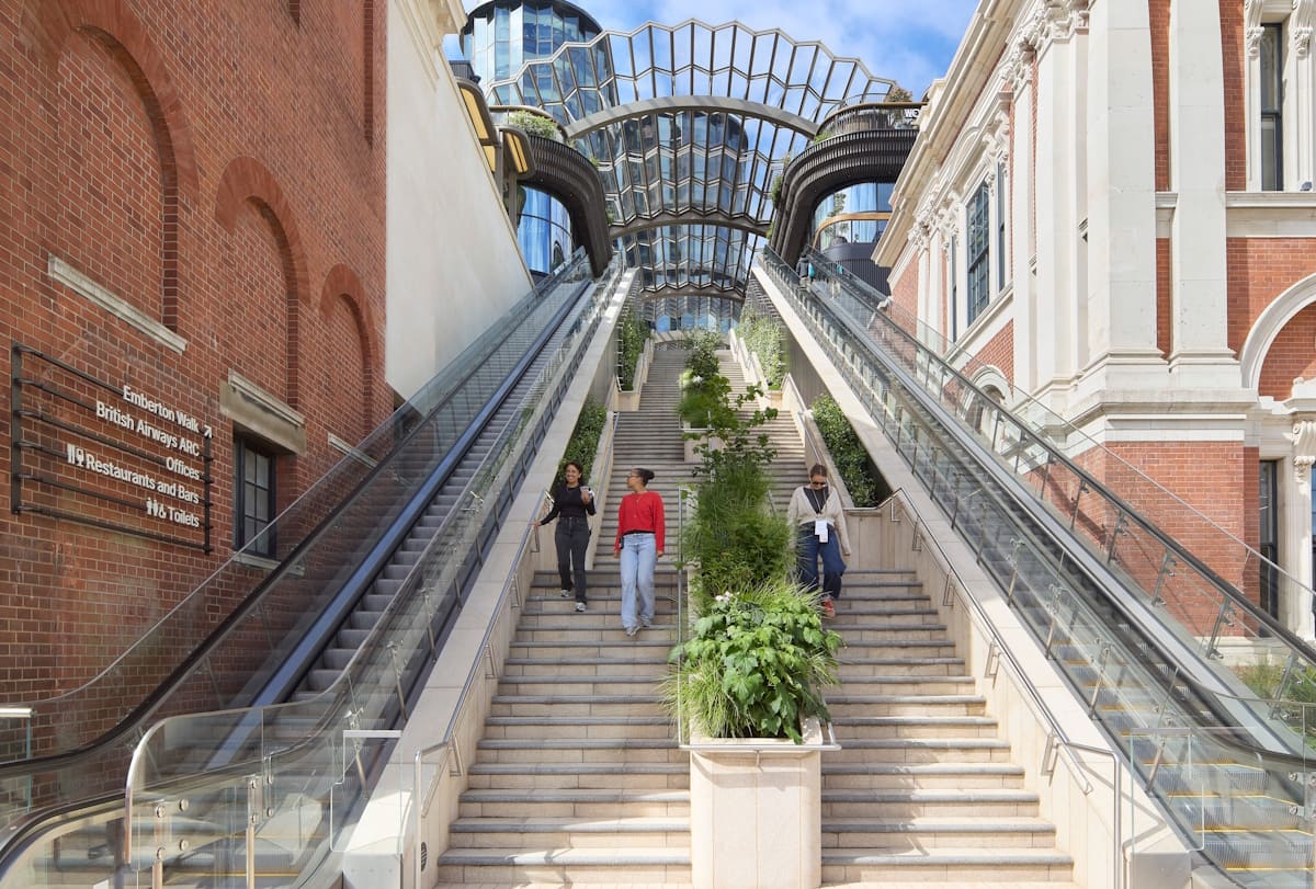 Olympia Way und Canopy Eingang