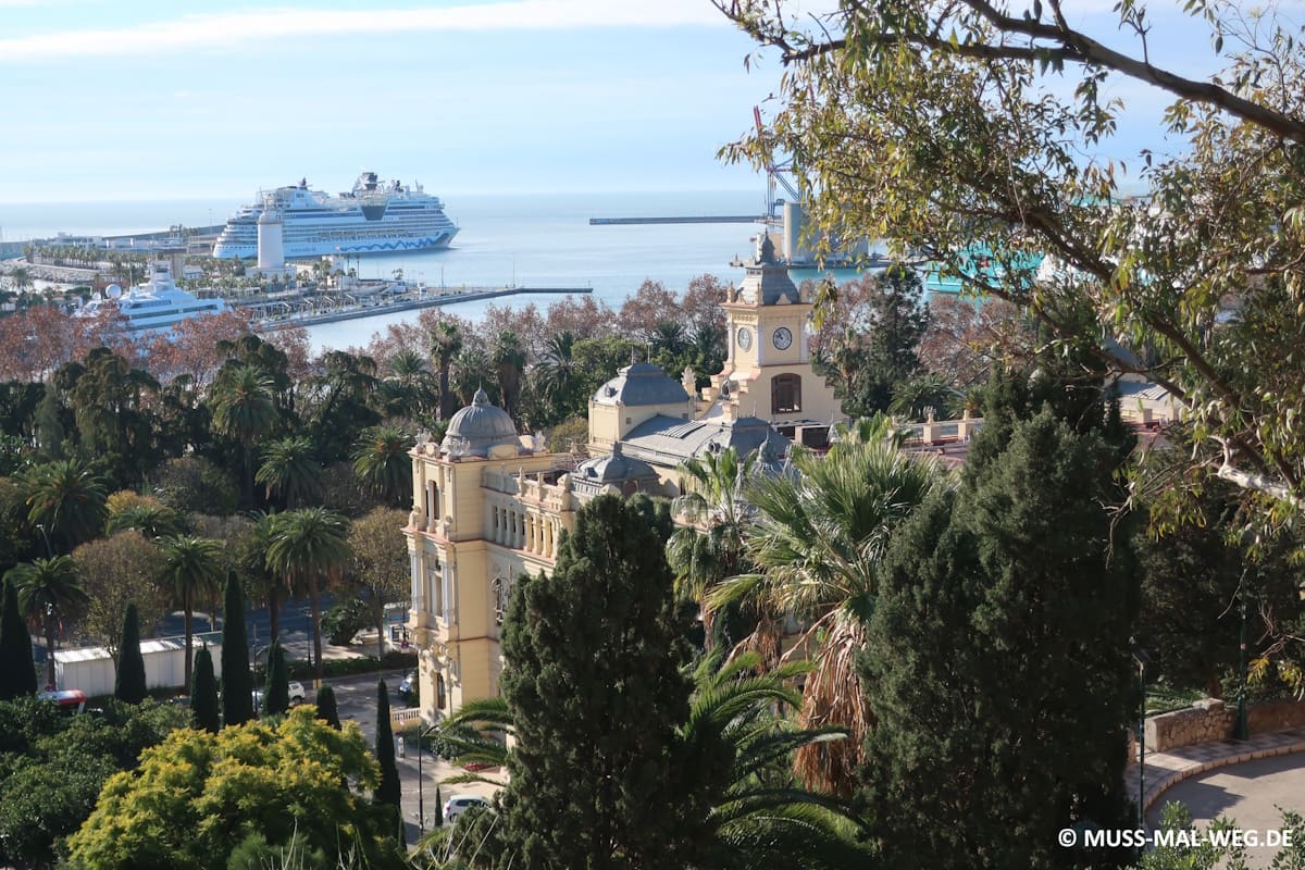 Küste in Spanien mit Kreuzfahrtschiff