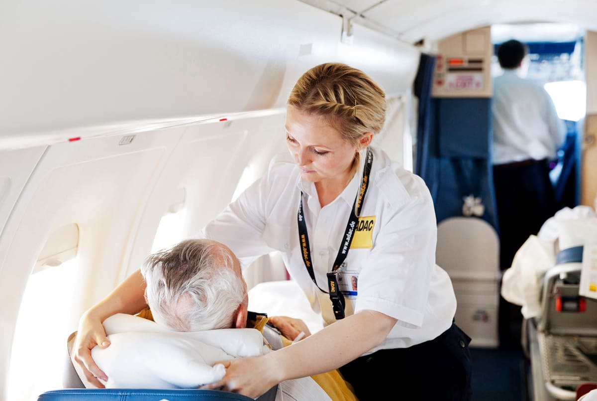 Patient beim Rücktransport im Flugzeug
