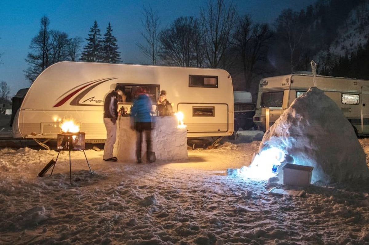 Camper im Winter vor dem Wohnmobil